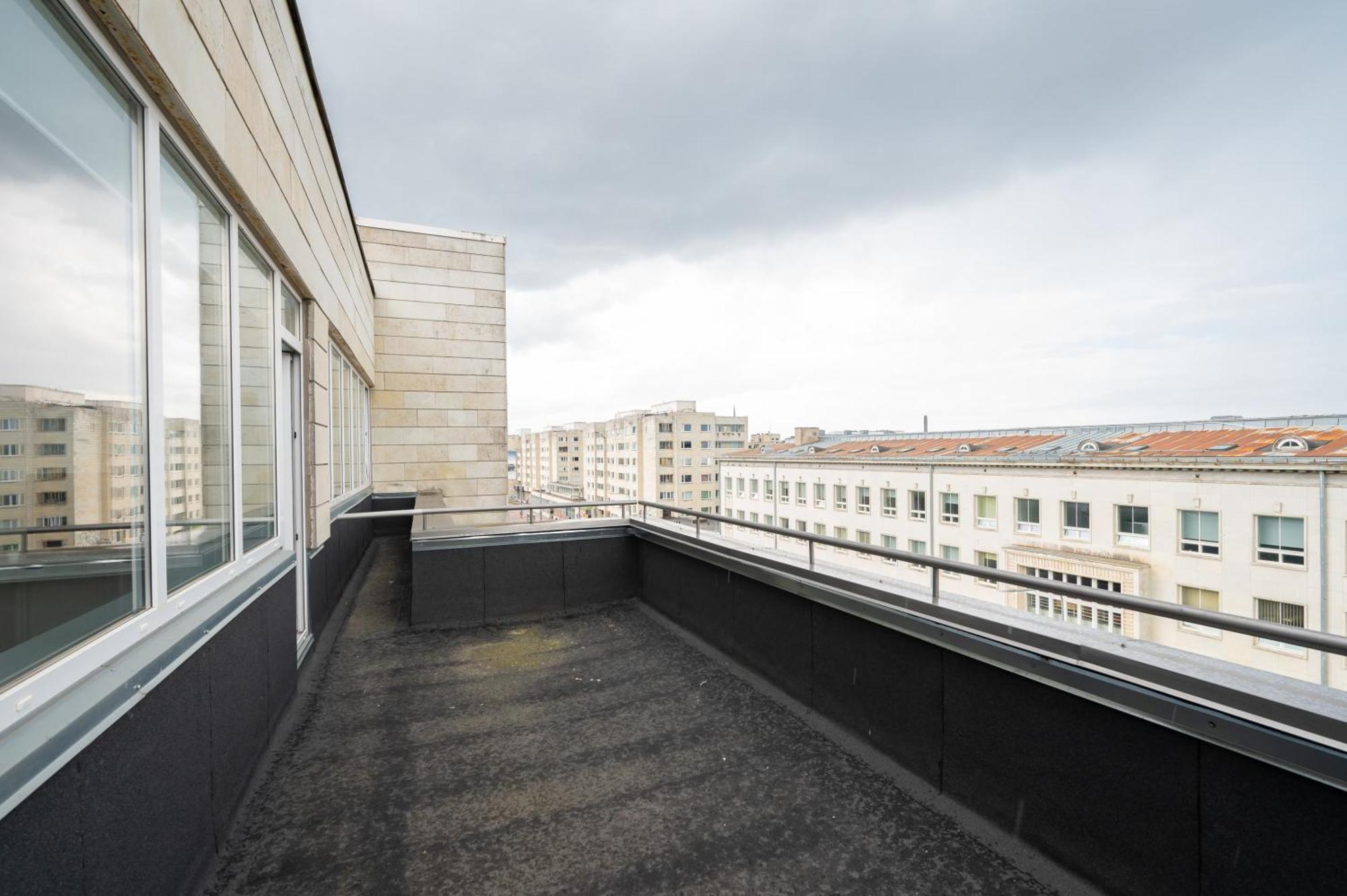 Hilltop - Studio In City Centre Apartment